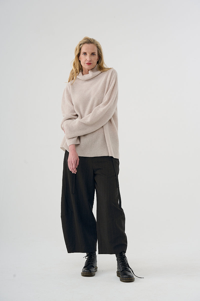 Trousers (463h1) made of a slightly structured viscose-wool blend (available from August 25th)