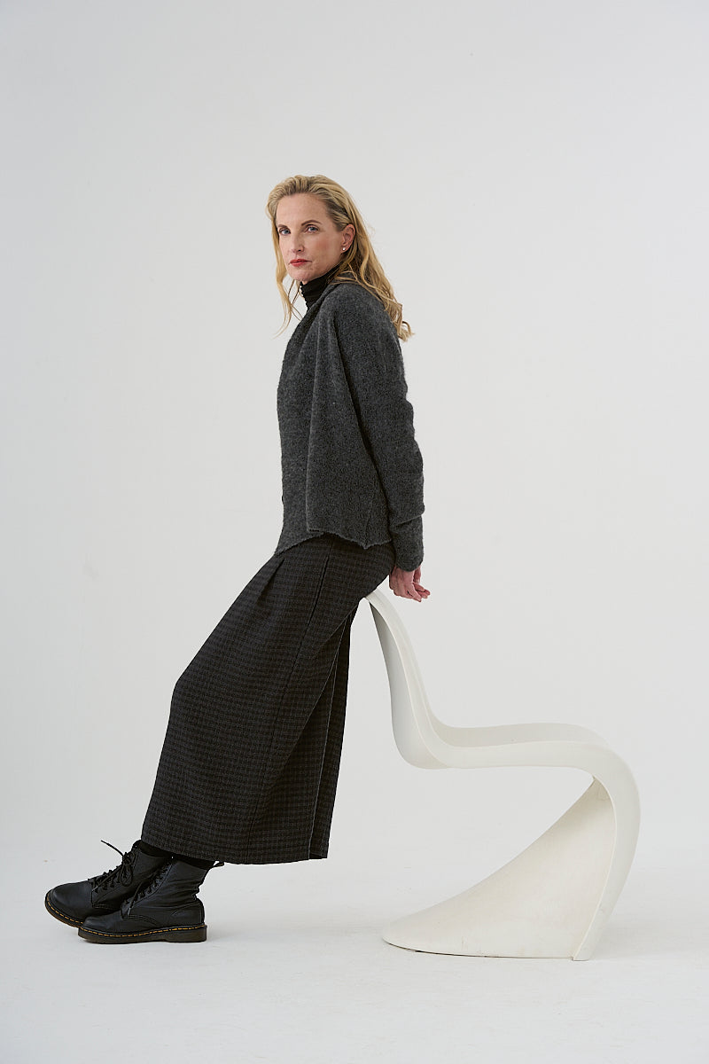 Trousers / culottes (464h2) made of fine wool fabric checked