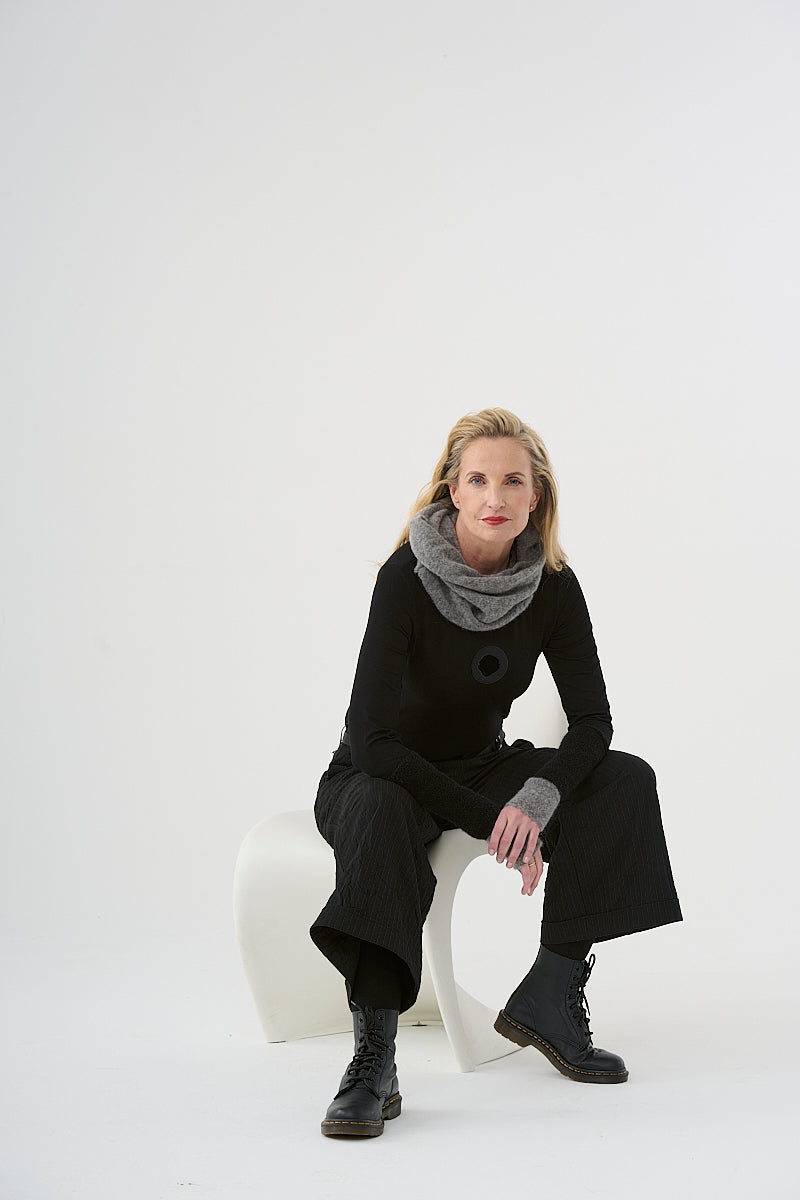 Trousers (461h2) made of structured, subtly striped mixed fabric