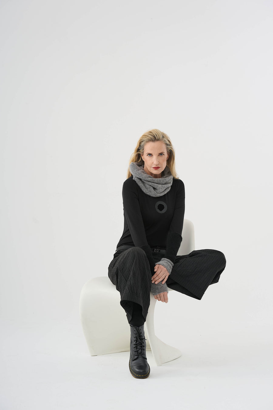 Trousers (461h1) made of structured, subtly striped mixed fabric