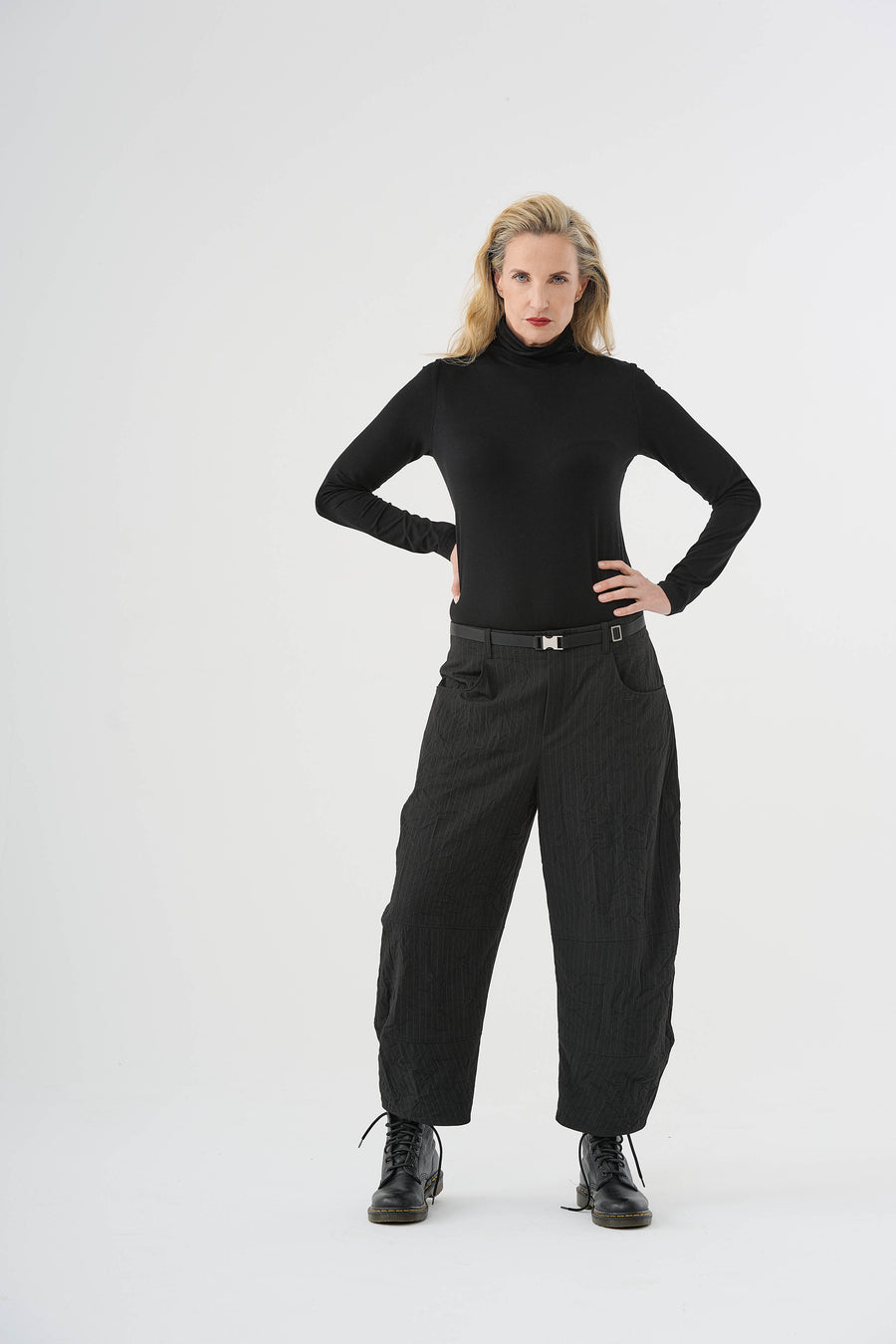 Trousers (461h1) made of structured, subtly striped mixed fabric