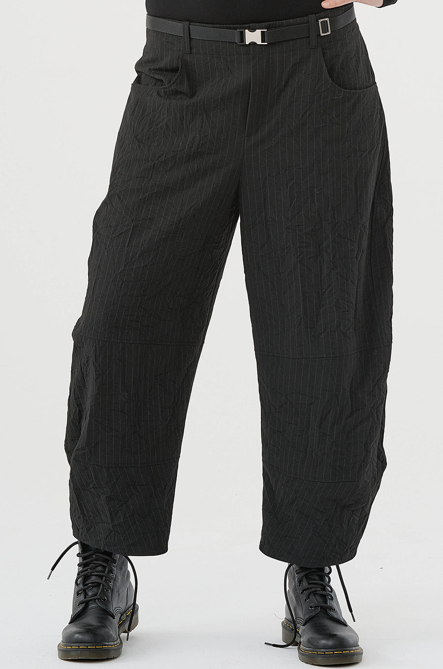 Trousers (461h1) made of structured, subtly striped mixed fabric