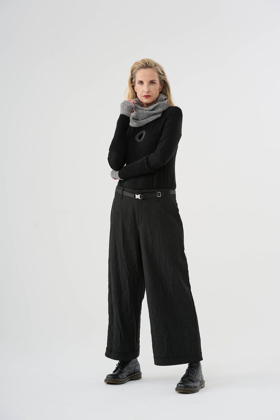 Trousers (461h2) made of structured, subtly striped mixed fabric