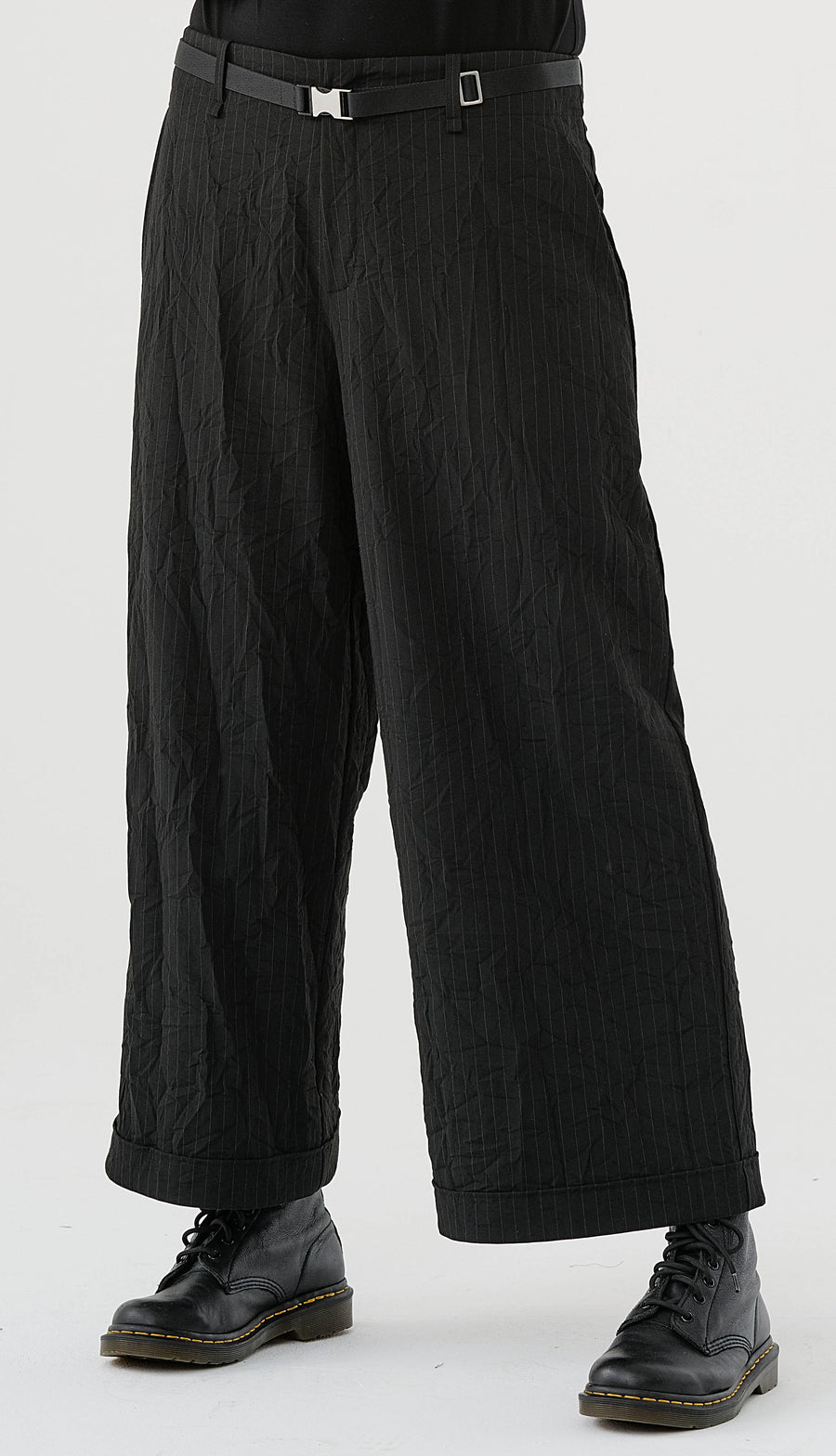 Trousers (461h2) made of structured, subtly striped mixed fabric