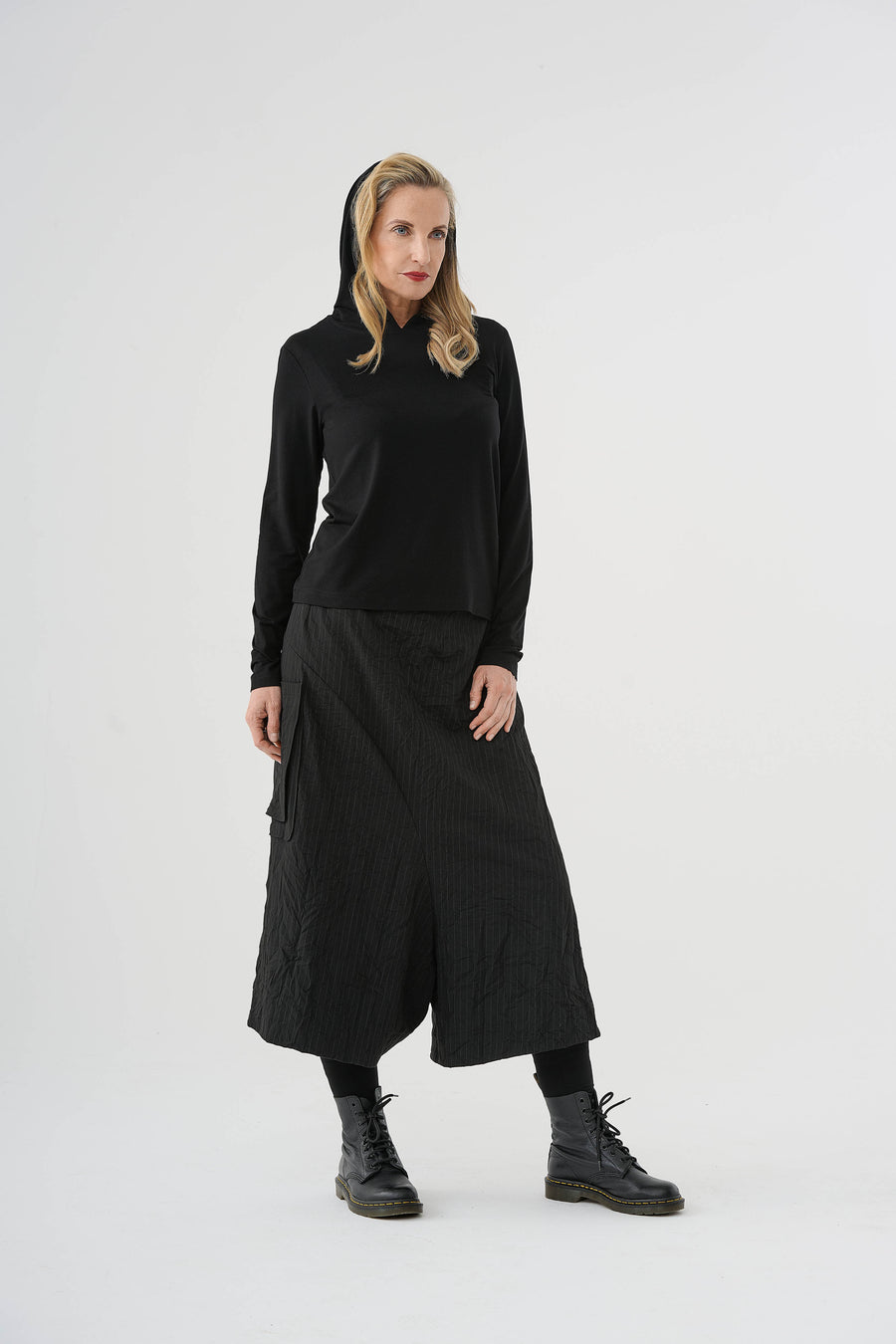 Trousers / culottes (461h3) made of structured, subtly striped mixed fabric