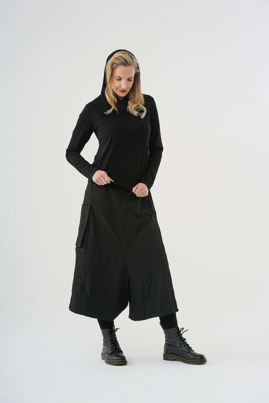 Trousers / culottes (461h3) made of structured, subtly striped mixed fabric