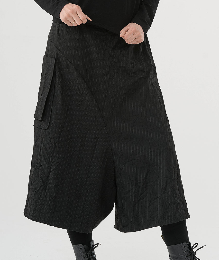 Trousers / culottes (461h3) made of structured, subtly striped mixed fabric