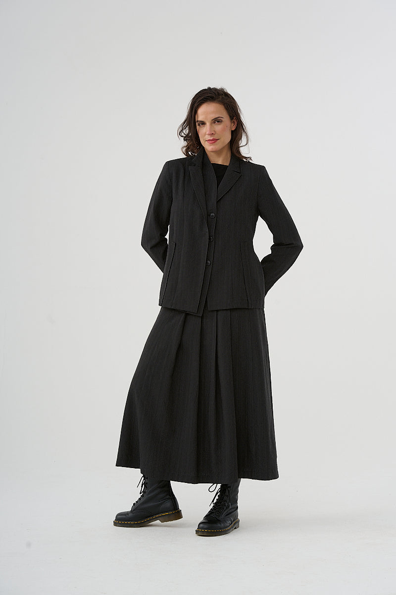 Skirt (463r1) made of a slightly structured viscose-wool blend