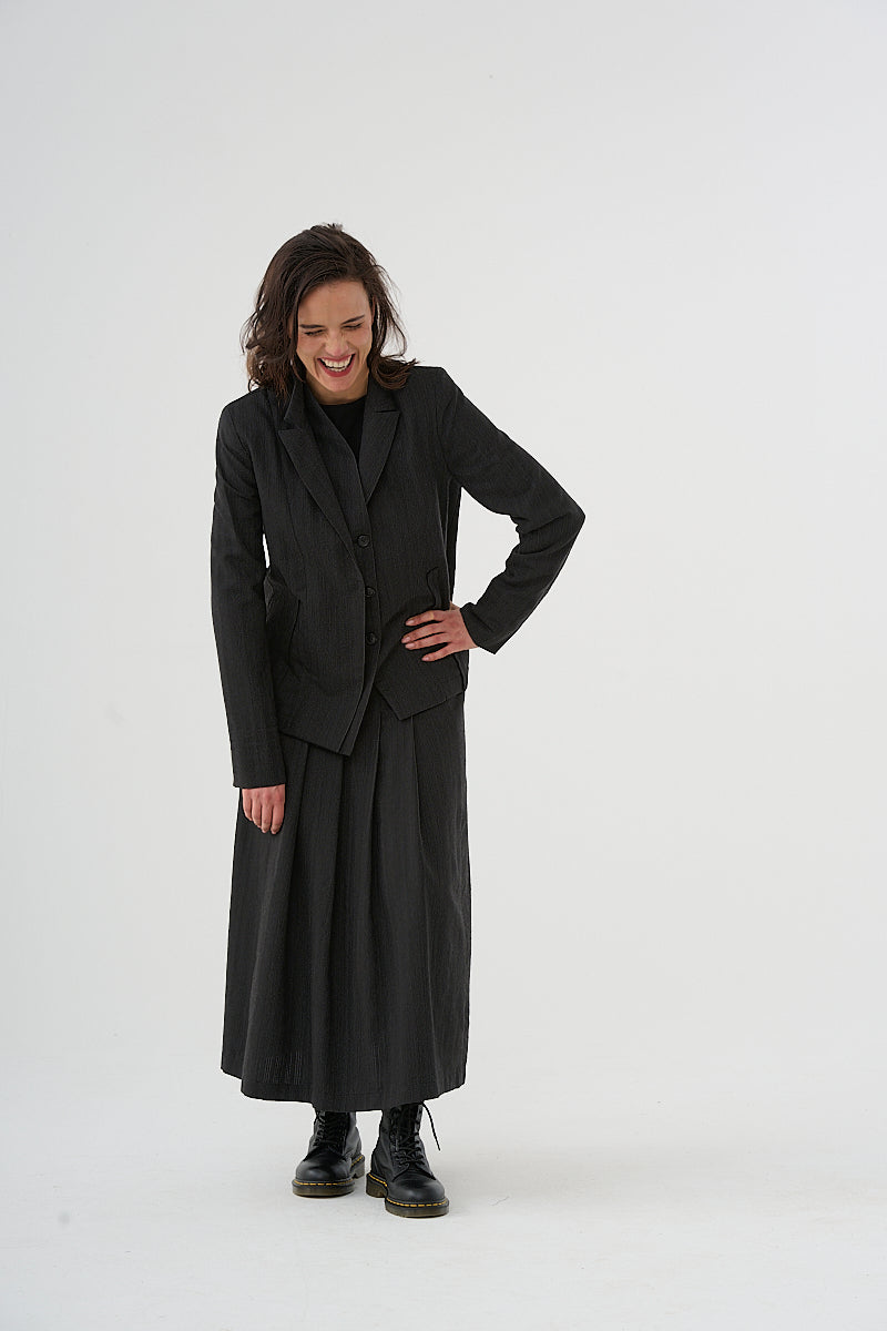 Skirt (463r1) made of a slightly structured viscose-wool blend