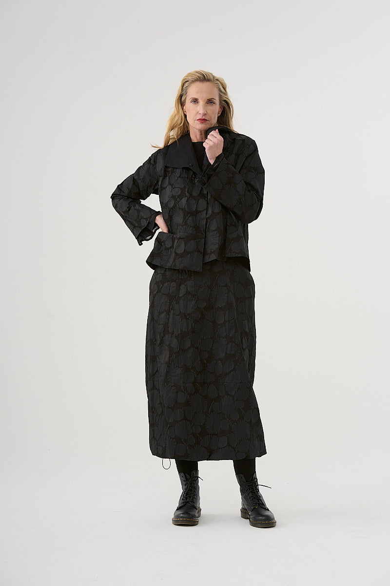 Skirt (466r1) made of winter cotton with a fine, three-dimensional print