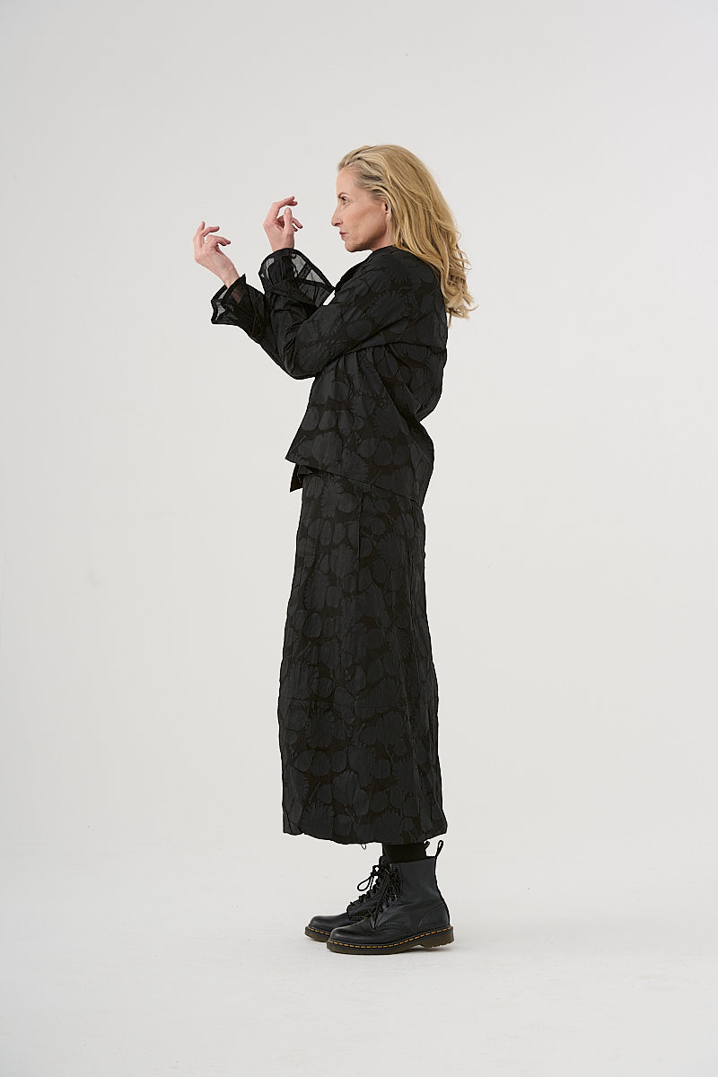 Skirt (466r1) made of winter cotton with a fine, three-dimensional print