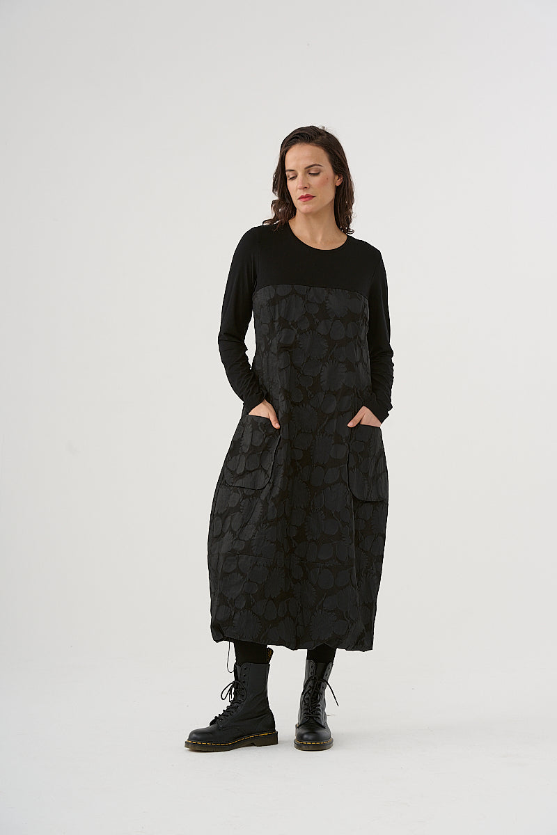 Dress (466k1) made of winter cotton with a fine sculptural print