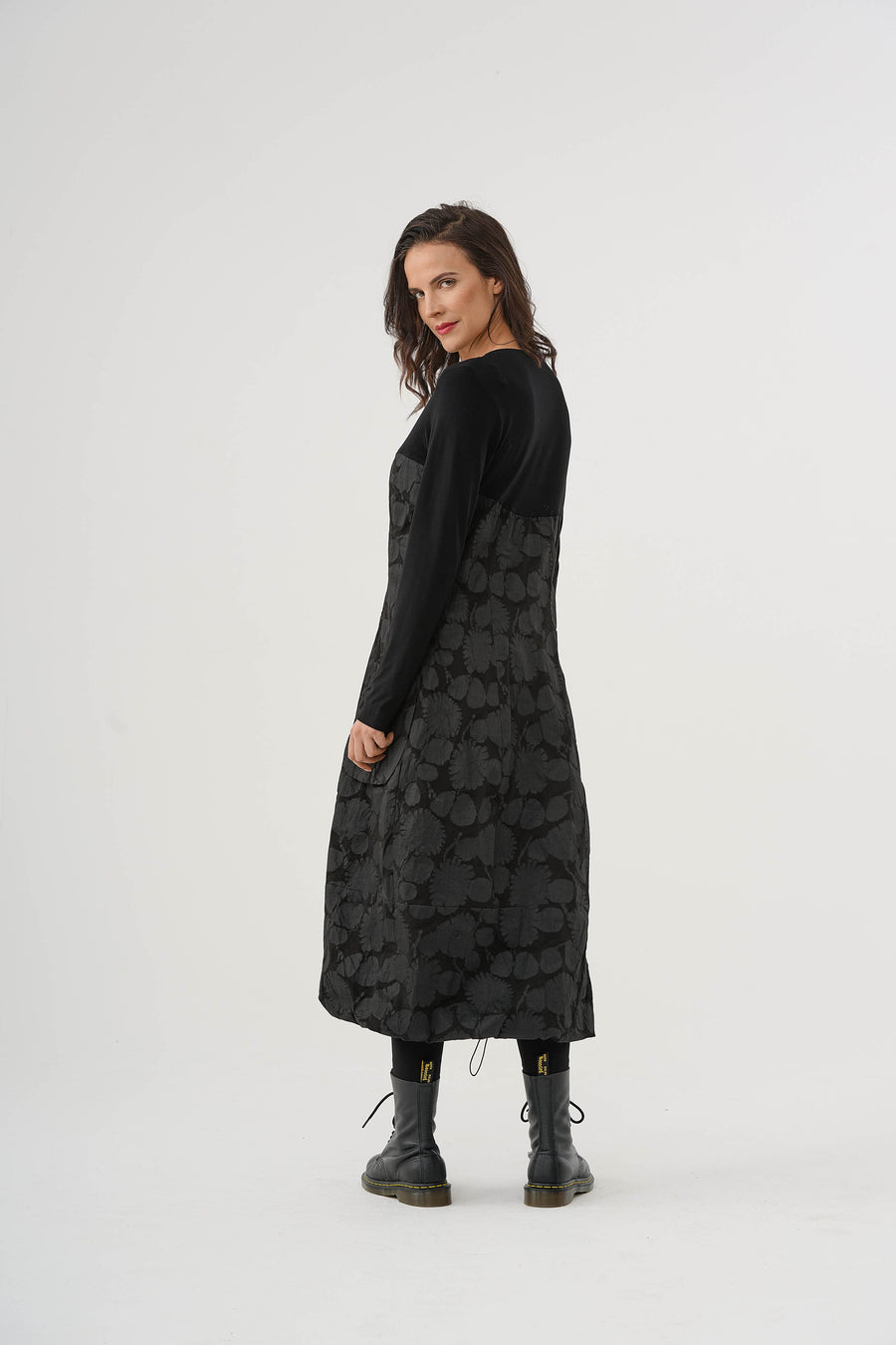 Dress (466k1) made of winter cotton with a fine sculptural print