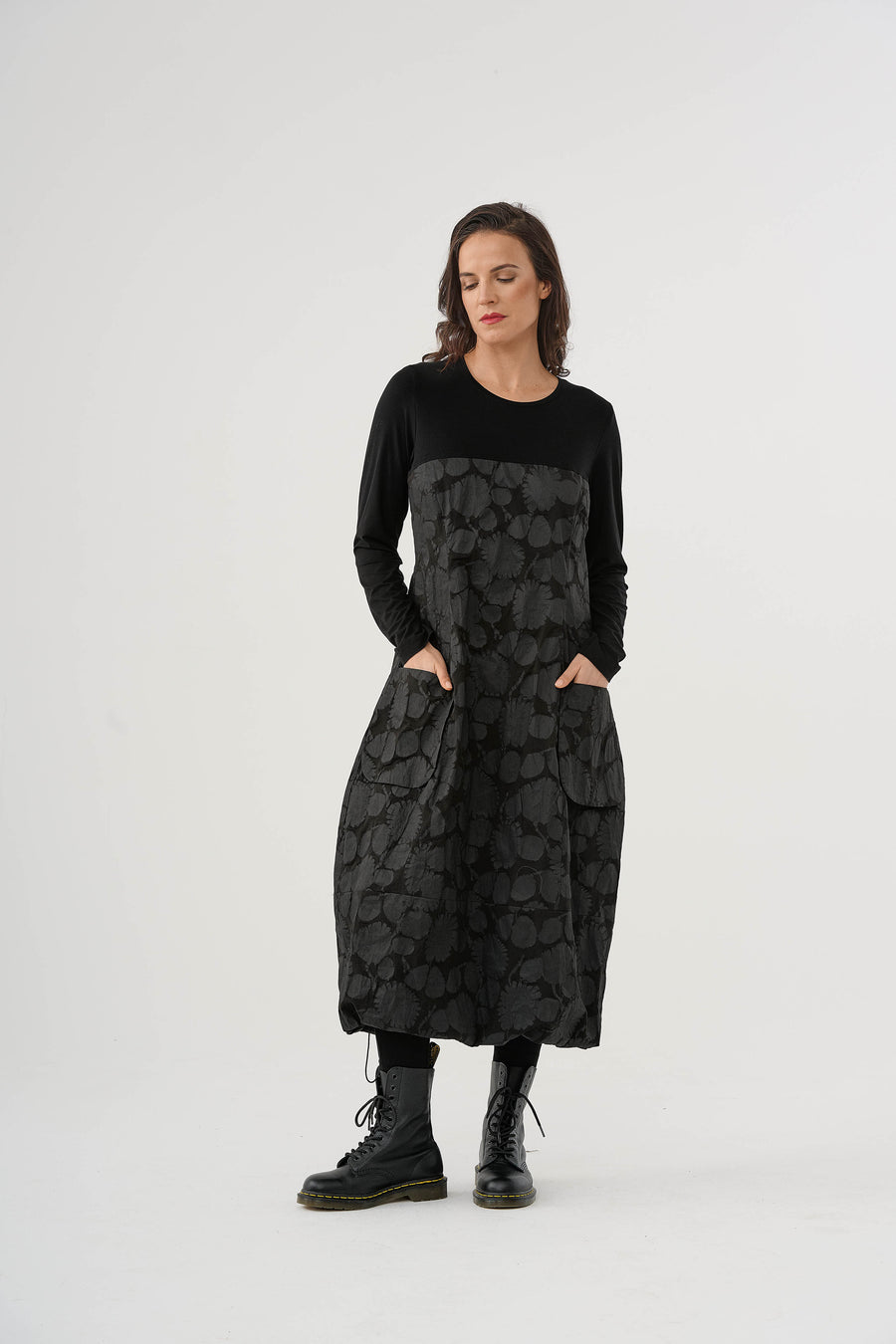 Dress (466k1) made of winter cotton with a fine sculptural print