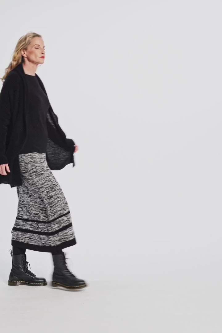 Skirt (450r1) made of 100% extrafine Merino wool