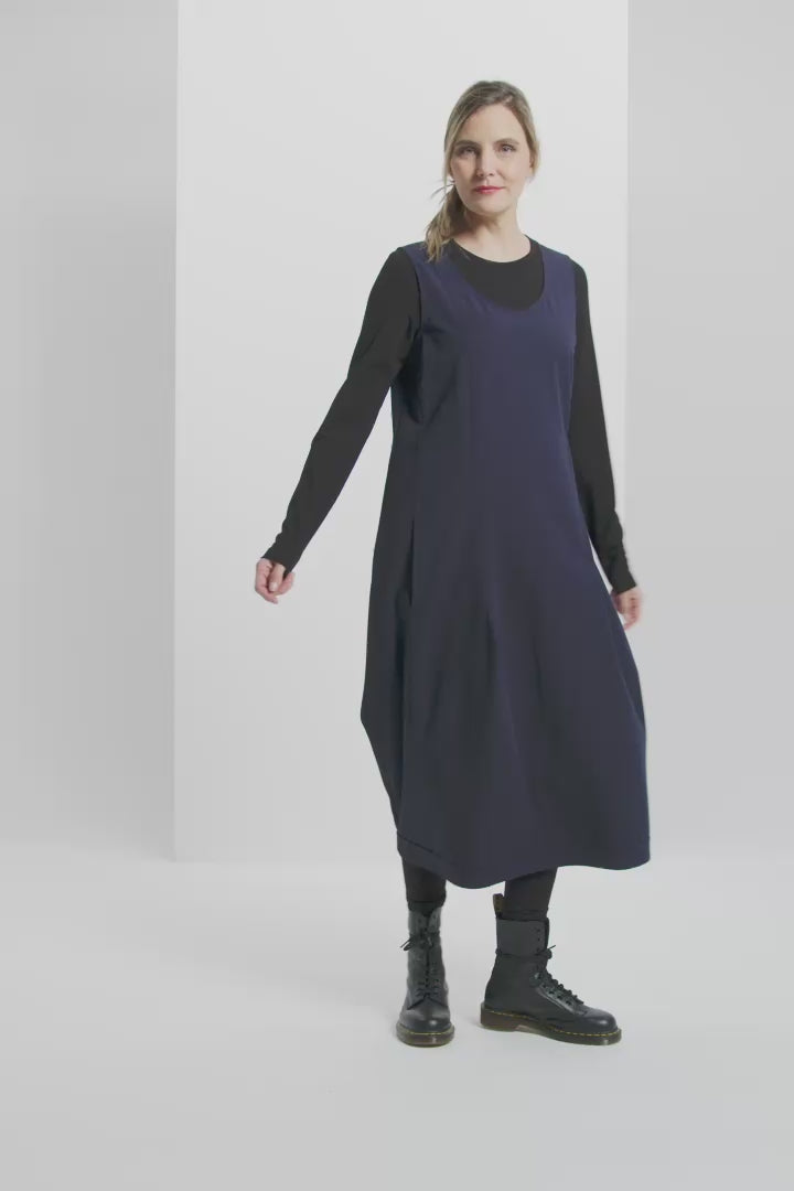 Kleid (360k1) mit V-Ausschnitt aus stretchigem Techno-Viskosestoff