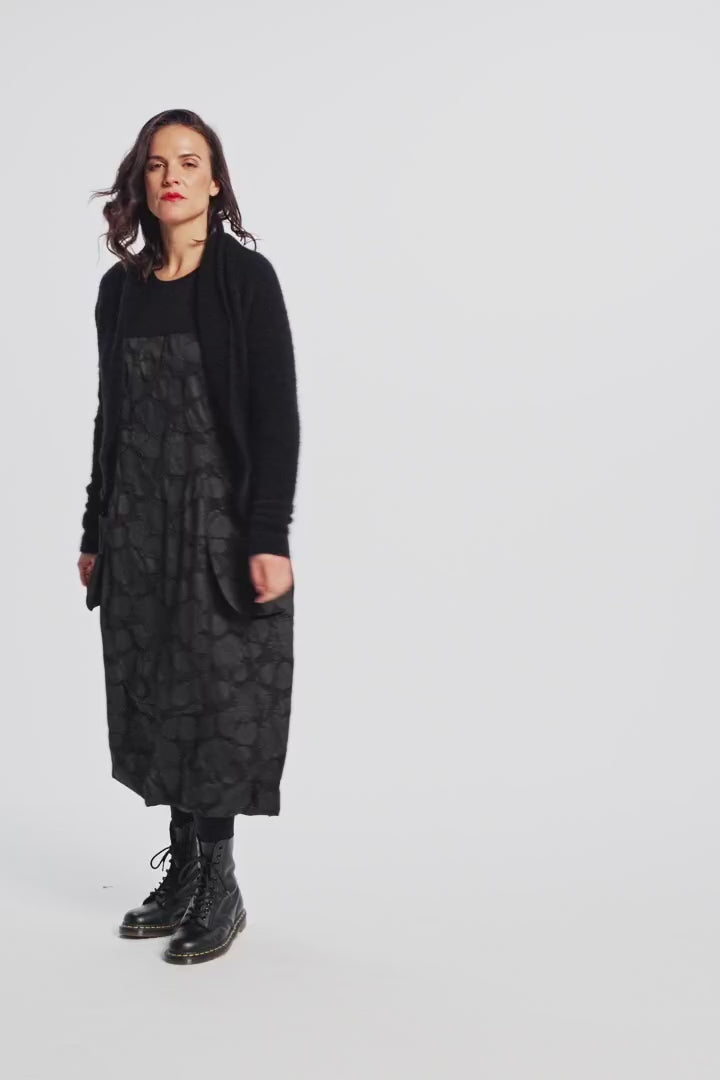 Dress (466k1) made of winter cotton with a fine sculptural print