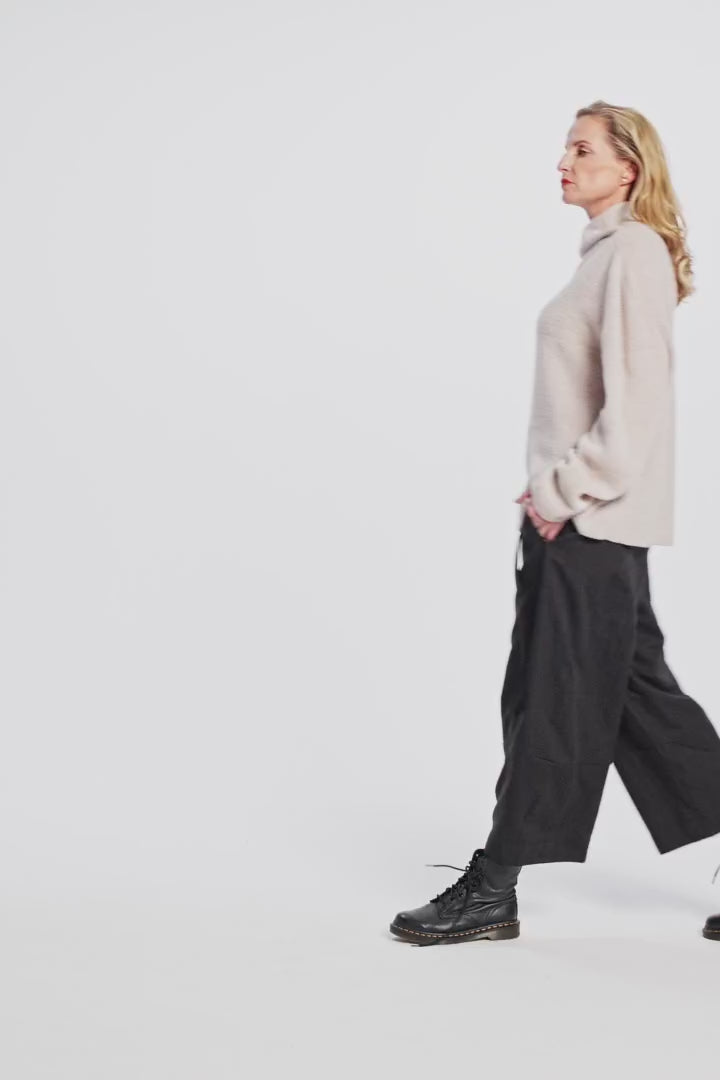 Trousers (463h1) made of a slightly structured viscose-wool blend (available from August 25th)