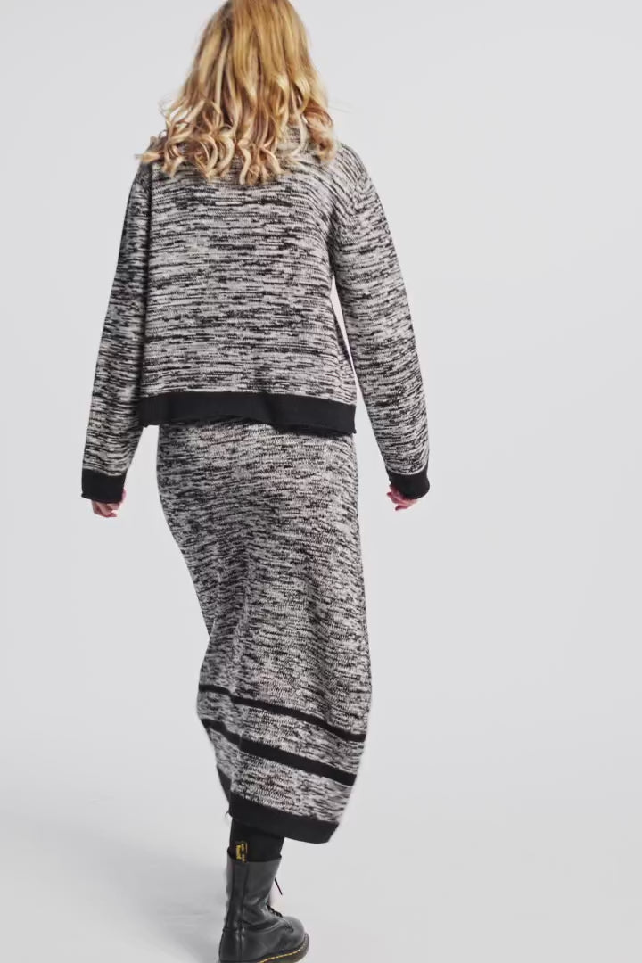 Skirt (450r1) made of 100% extrafine Merino wool