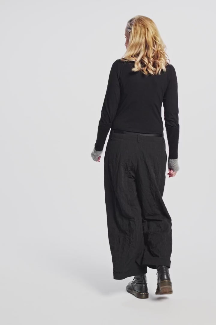 Trousers (461h2) made of structured, subtly striped mixed fabric