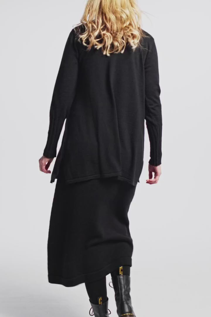 Skirt (450r1) made of 100% extrafine Merino wool