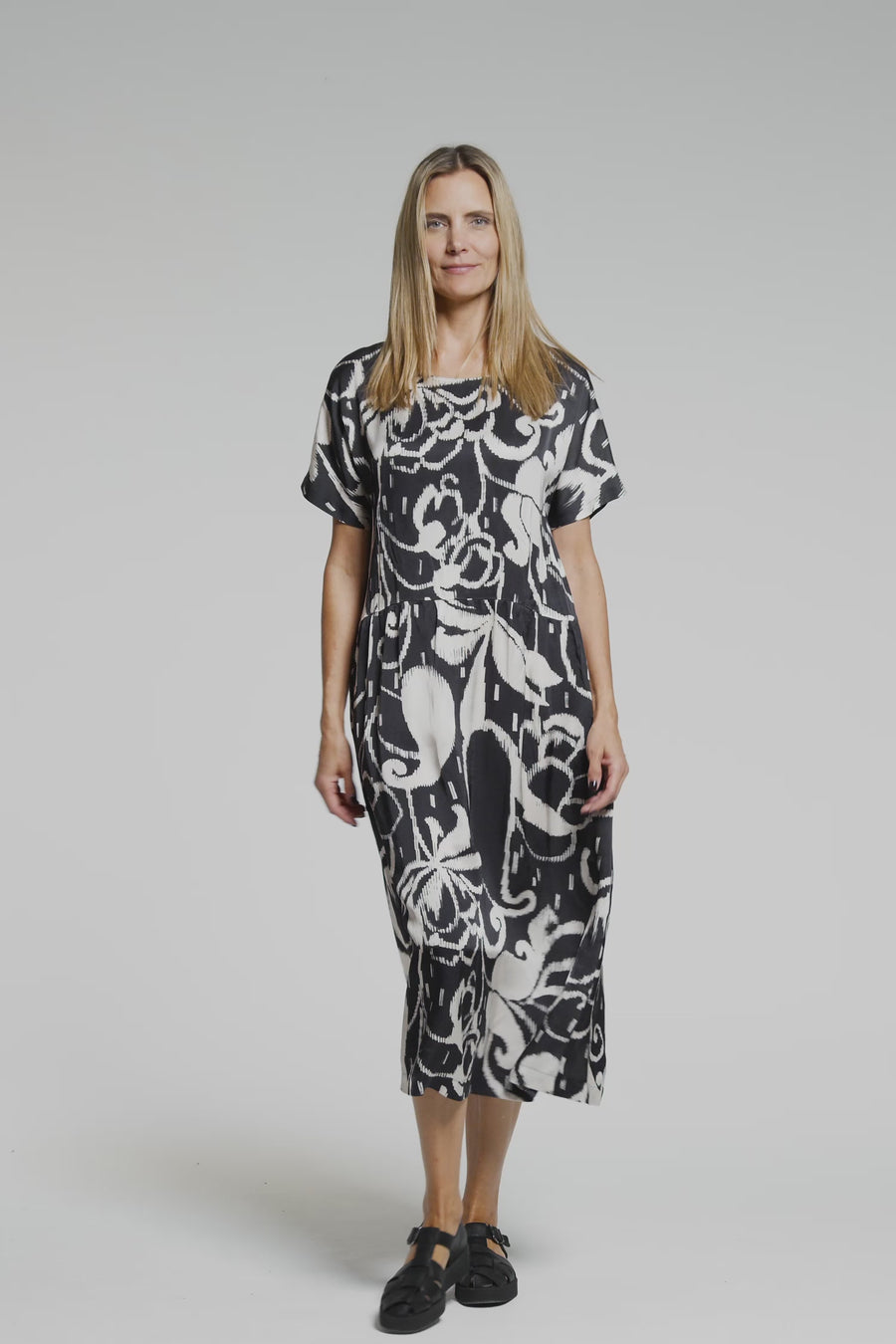 Dress made of printed viscose (330k1) in two print versions