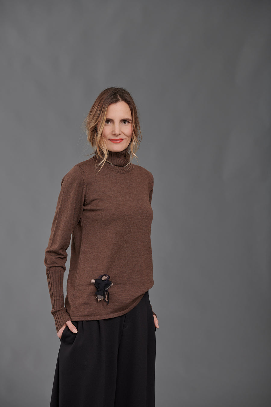 Strickpulli schmale Form, Rollkragen und Ärmelbündchen gerippt (Art.-Nr. 050p1)